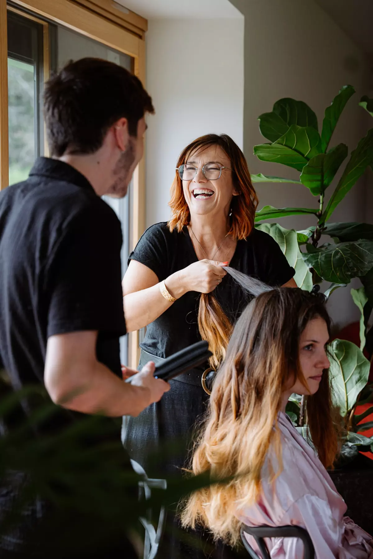Préparation d'un chignon pour une mariée au salon