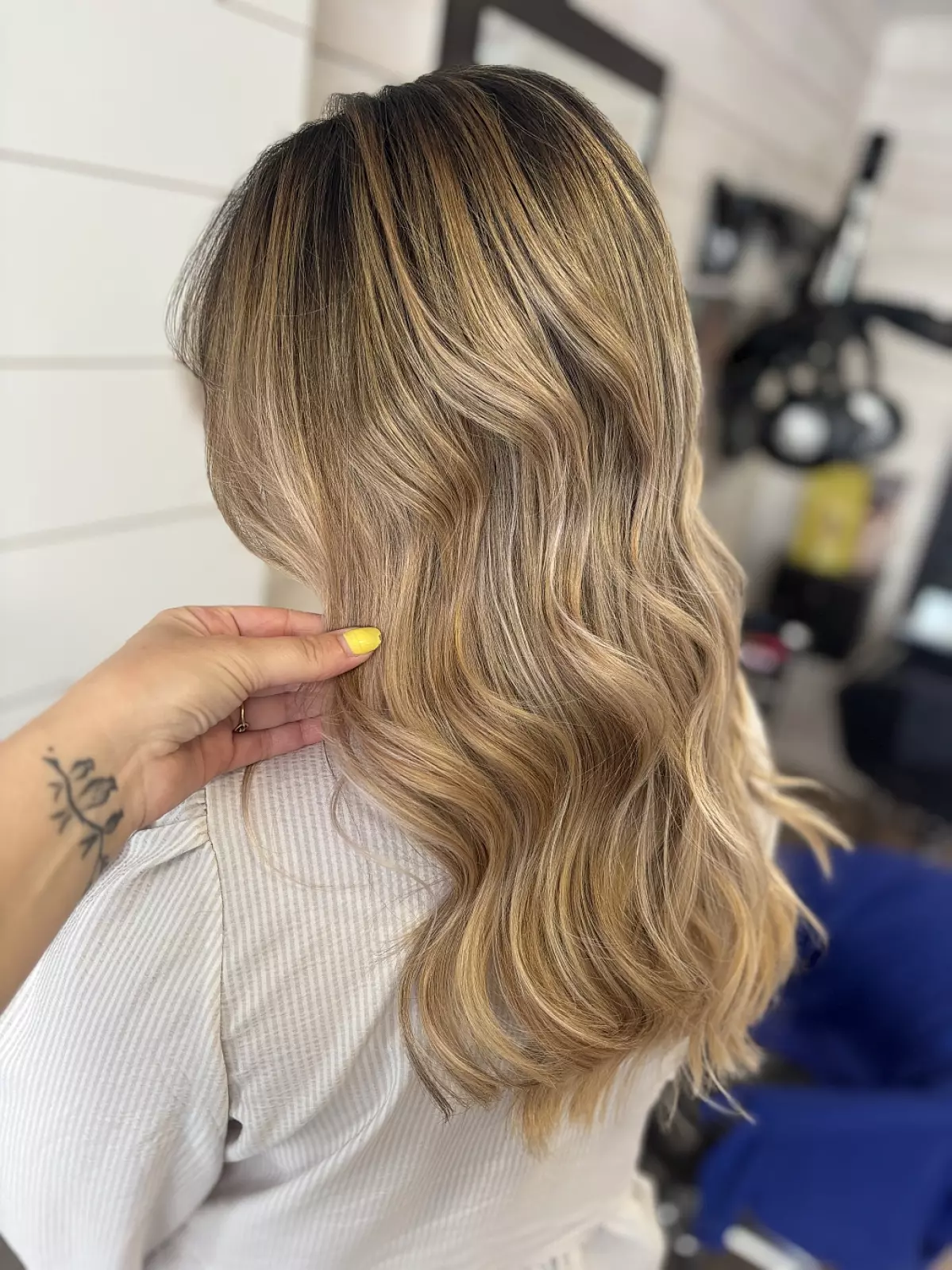 Balayage blond pour effet naturel et ensoleillé toute l'année